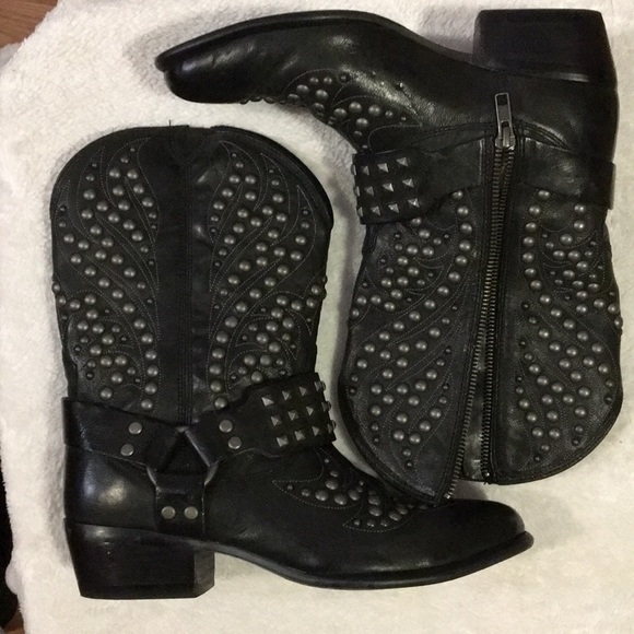 Ariat Shoes - 🎄 Ariat Black Leather Boots 🎄